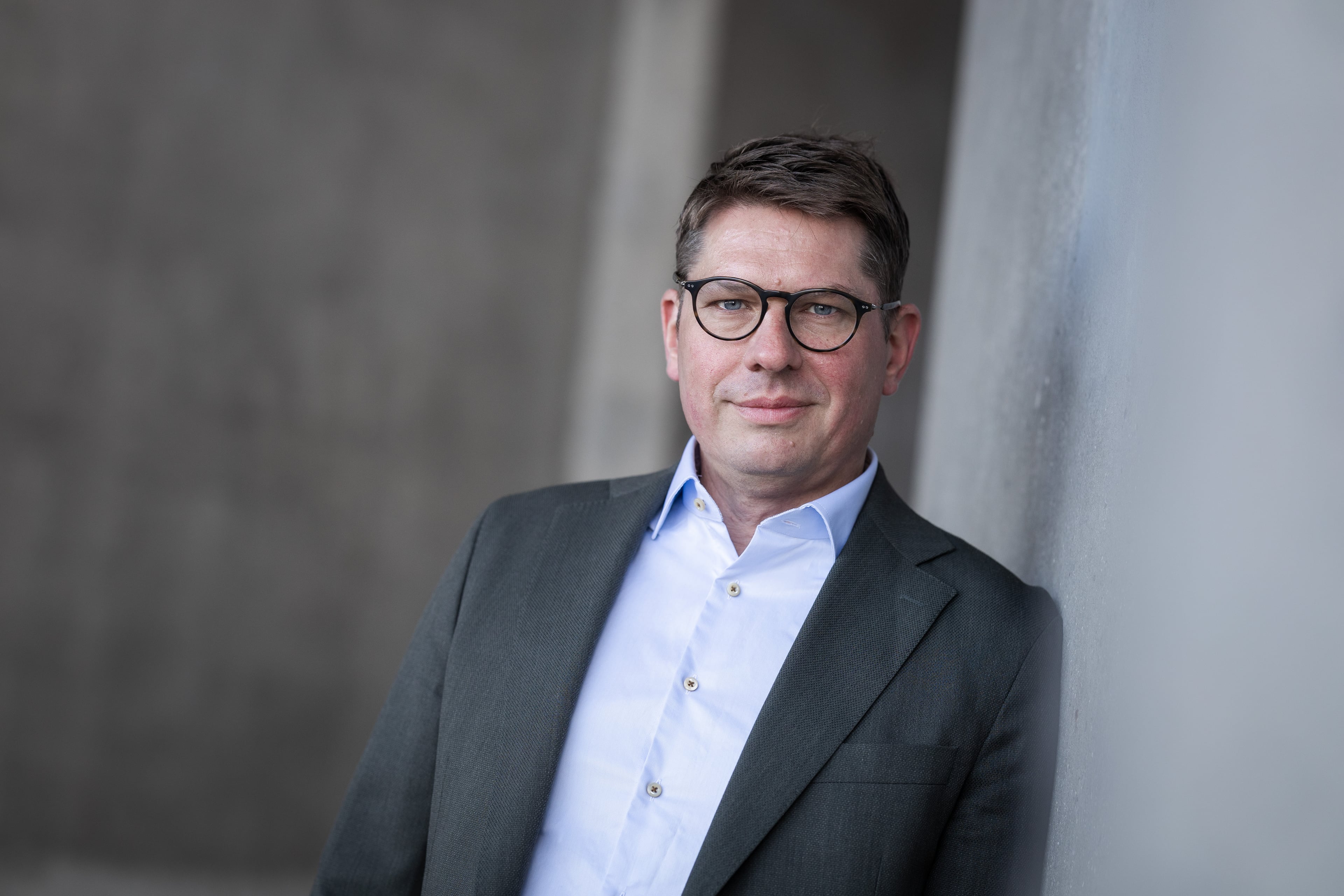 A portrait of Anders Ravn-Nielsen.