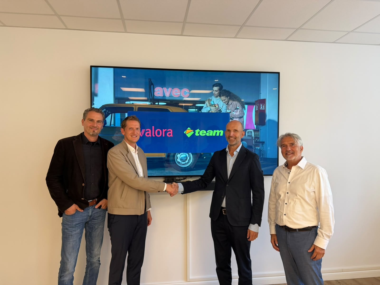 A group of representatives from both team and valora.